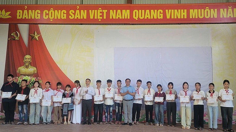 Từ những lớp học tạm ở A Pa Chải đến tỷ lệ tốt nghiệp 100%