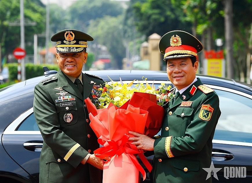 The two generals review the guard of honour (Photo: qdnd.vn)