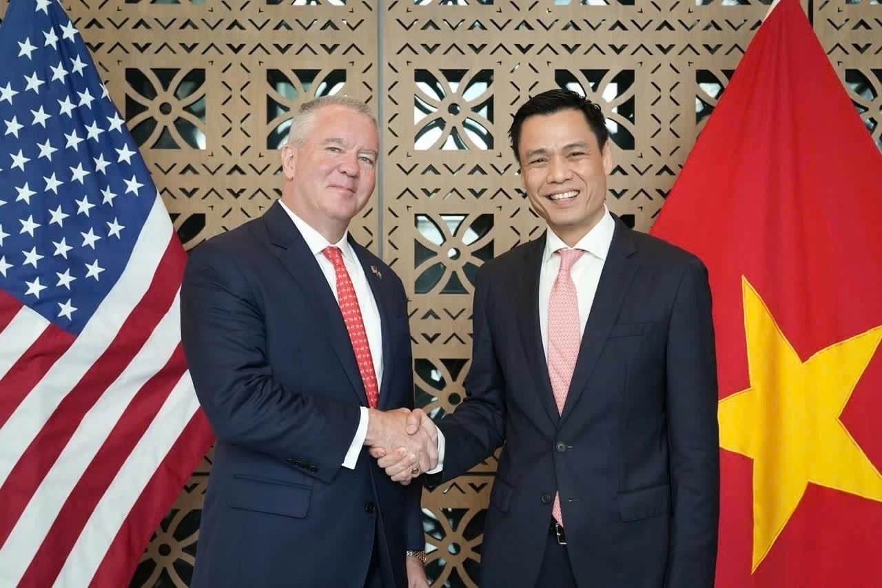 Thứ trưởng Ngoại giao Đặng Hoàng Giang và Trợ lý Ngoại trưởng Hoa Kỳ Michael DeSombre đồng chủ trì Hội nghị Quan chức cao cấp Quan hệ Đối tác Mekong-Hoa Kỳ. (Ảnh: Bảo Chi) Thứ trưởng Ngoại giao Đặng Hoàng Giang và Trợ lý Ngoại trưởng Hoa Kỳ Michael DeSombre đồng chủ trì Hội nghị Quan chức cao cấp Quan hệ Đối tác Mekong-Hoa Kỳ. (Ảnh: Bảo Chi)