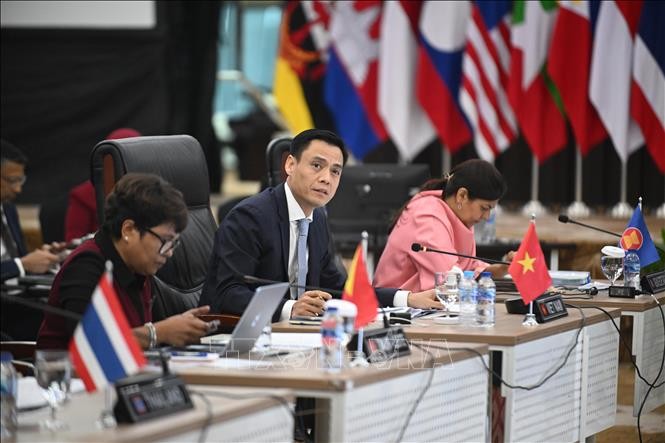 Thứ trưởng Bộ Ngoại giao Đặng Hoàng Giang, Trưởng đoàn Quan chức cao cấp (SOM) ASEAN Việt Nam phát biểu. Ảnh: TTXVN phát Thứ trưởng Bộ Ngoại giao Đặng Hoàng Giang, Trưởng đoàn Quan chức cao cấp (SOM) ASEAN Việt Nam phát biểu. Ảnh: TTXVN phát