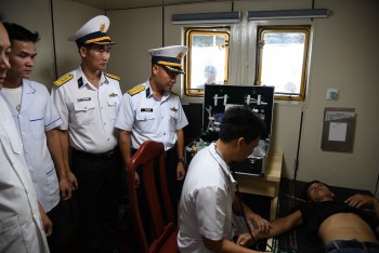 Tàu Trường Sa 20 đưa ngư dân bị bệnh về bờ an toàn