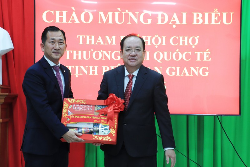 Thắt chặt quan hệ hữu nghị, hợp tác giữa An Giang với Lào, Campuchia Thắt chặt quan hệ hữu nghị, hợp tác giữa An Giang với Lào, Campuchia