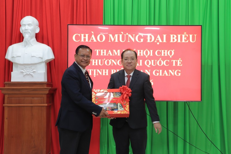 Thắt chặt quan hệ hữu nghị, hợp tác giữa An Giang với Lào, Campuchia Thắt chặt quan hệ hữu nghị, hợp tác giữa An Giang với Lào, Campuchia
