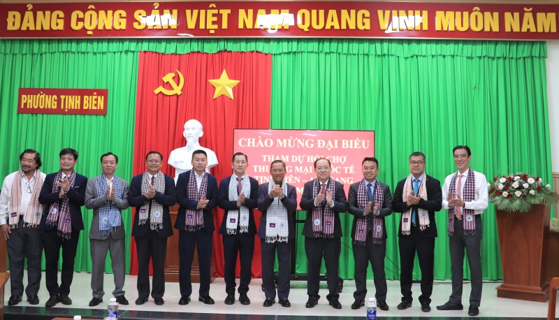 Thắt chặt quan hệ hữu nghị, hợp tác giữa An Giang với Lào, Campuchia Thắt chặt quan hệ hữu nghị, hợp tác giữa An Giang với Lào, Campuchia