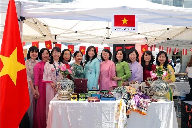 International visitors are impressed by Vietnamese handicrafts. (Photo: baotintuc.vn) International visitors are impressed by Vietnamese handicrafts. (Photo: baotintuc.vn)