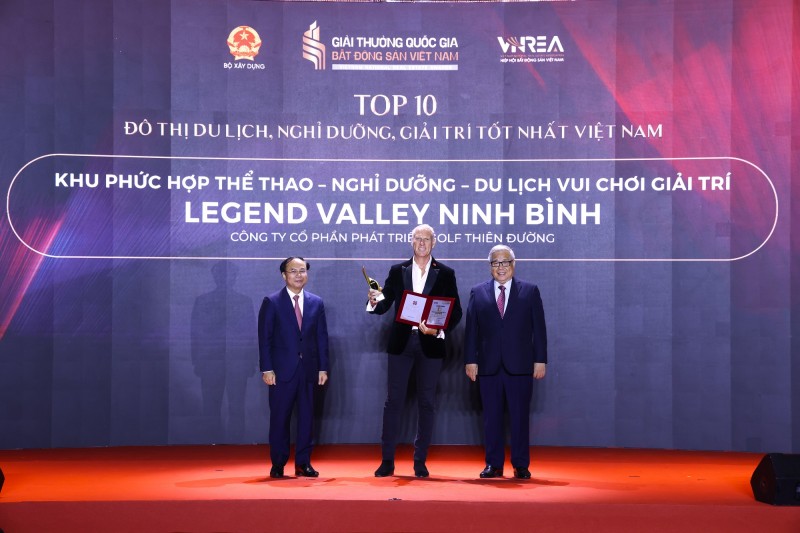 Ông Mark Andrew Gene Reeves - Đại diện Công ty CP Phát triển Gôn Thiên Đường - chủ đầu tư dự án nhận danh hiệu Ông Mark Andrew Gene Reeves - Đại diện Công ty CP Phát triển Gôn Thiên Đường - chủ đầu tư dự án nhận danh hiệu