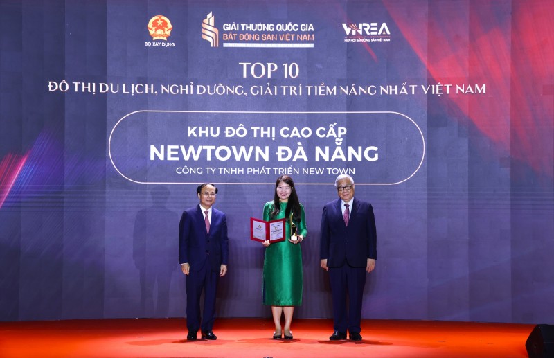 Bà Hoàng Quỳnh Phương - Đại diện Công ty TNHH Phát triển New Town - chủ đầu tư Khu đô thị cao cấp Newtown Đà Nẵng nhận Danh hiệu. Bà Hoàng Quỳnh Phương - Đại diện Công ty TNHH Phát triển New Town - chủ đầu tư Khu đô thị cao cấp Newtown Đà Nẵng nhận Danh hiệu.
