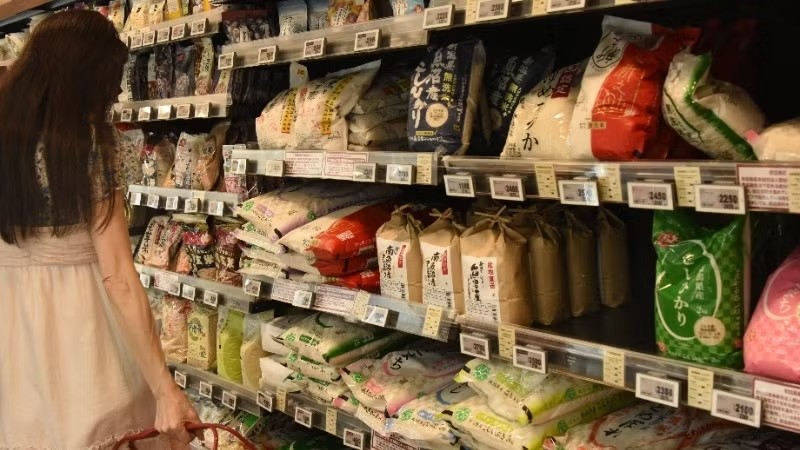 Người tiêu dùng mua sắm tại siêu thị ở Tokyo, Nhật Bản. (Ảnh minh họa: THX) Người tiêu dùng mua sắm tại siêu thị ở Tokyo, Nhật Bản. (Ảnh minh họa: THX)