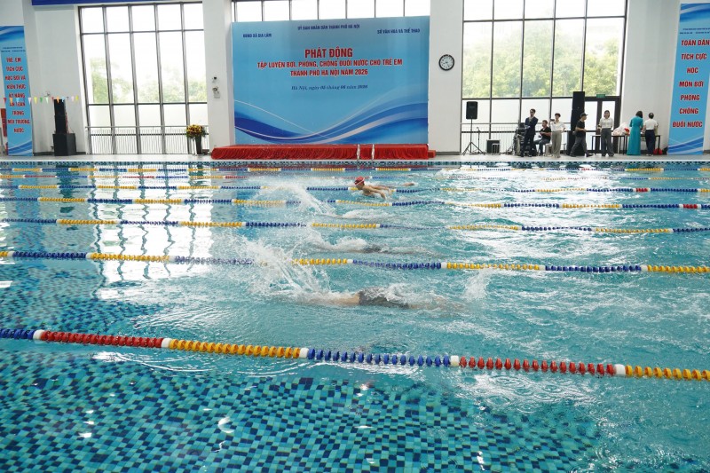 Các vận động viên bơi đang thử sức dưới làn bơi xanh. (Ảnh: T.L) Các vận động viên bơi đang thử sức dưới làn bơi xanh. (Ảnh: T.L)