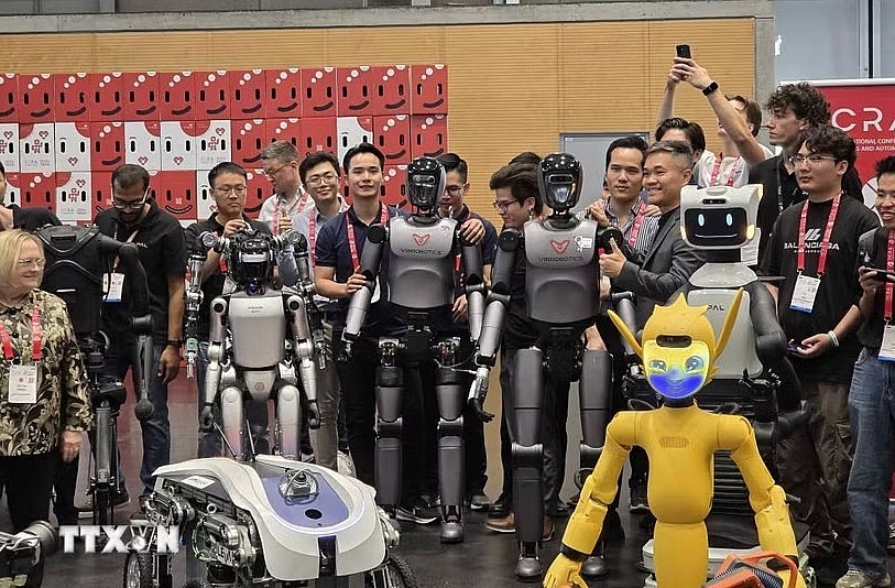 VinRobotics’ VR-H3 robot takes part in the robot parade at ICRA 2026. (Photo: VNA) VinRobotics’ VR-H3 robot takes part in the robot parade at ICRA 2026. (Photo: VNA)