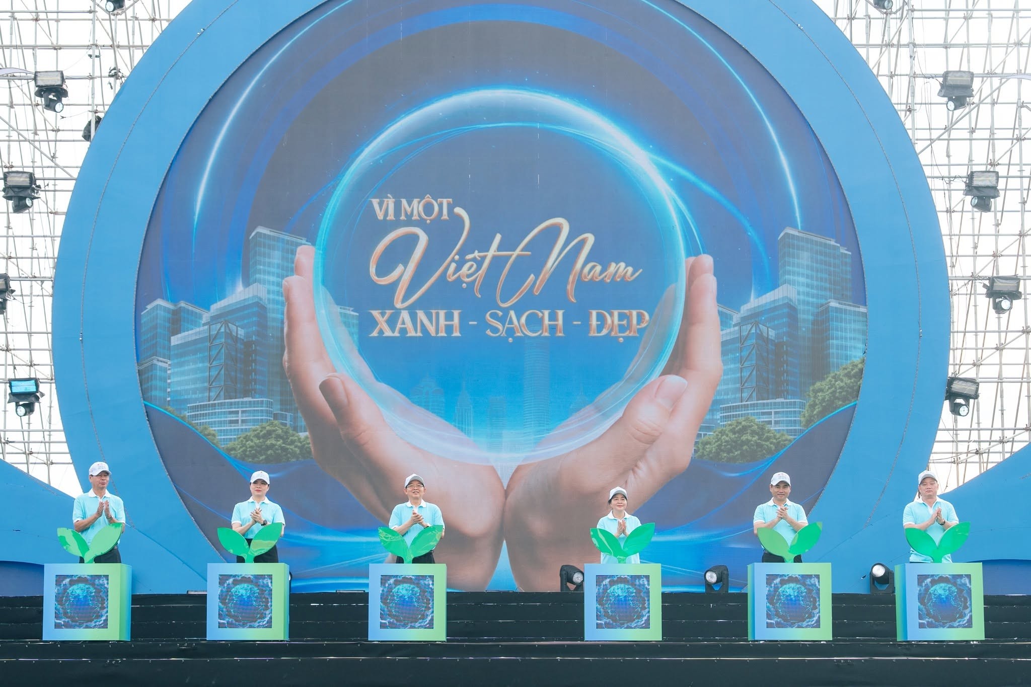 Các đại biểu thực hiện nghi thức phát động Nghi thức phát động phong trào “Toàn dân chung tay bảo vệ môi trường, vì một Việt Nam xanh - sạch - đẹp”. (Ảnh: MTTQ Việt Nam) Các đại biểu thực hiện nghi thức phát động Nghi thức phát động phong trào “Toàn dân chung tay bảo vệ môi trường, vì một Việt Nam xanh - sạch - đẹp”. (Ảnh: MTTQ Việt Nam)