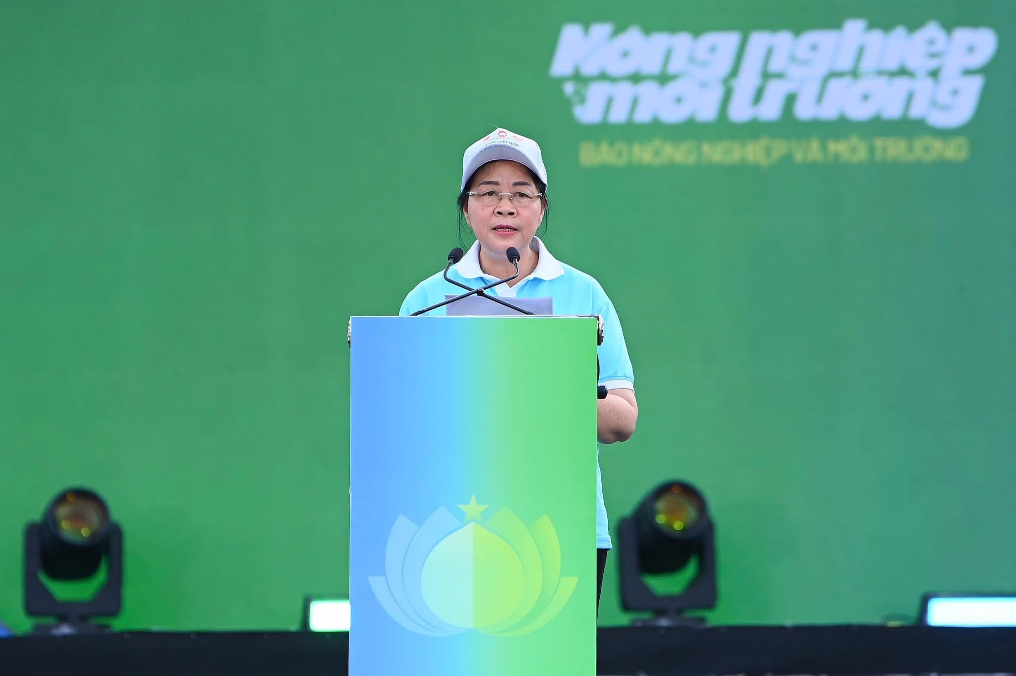 Bà Bùi Thị Minh Hoài, Ủy viên Bộ Chính trị, Bí thư Trung ương Đảng, Chủ tịch Ủy ban Trung ương Mặt trận Tổ quốc Việt Nam phát biểu tại Lễ phát động Quốc gia phong trào toàn dân chung tay bảo vệ môi trường, vì một Việt Nam xanh - sạch - đẹp Bà Bùi Thị Minh Hoài, Ủy viên Bộ Chính trị, Bí thư Trung ương Đảng, Chủ tịch Ủy ban Trung ương Mặt trận Tổ quốc Việt Nam phát biểu tại Lễ phát động Quốc gia phong trào toàn dân chung tay bảo vệ môi trường, vì một Việt Nam xanh - sạch - đẹp