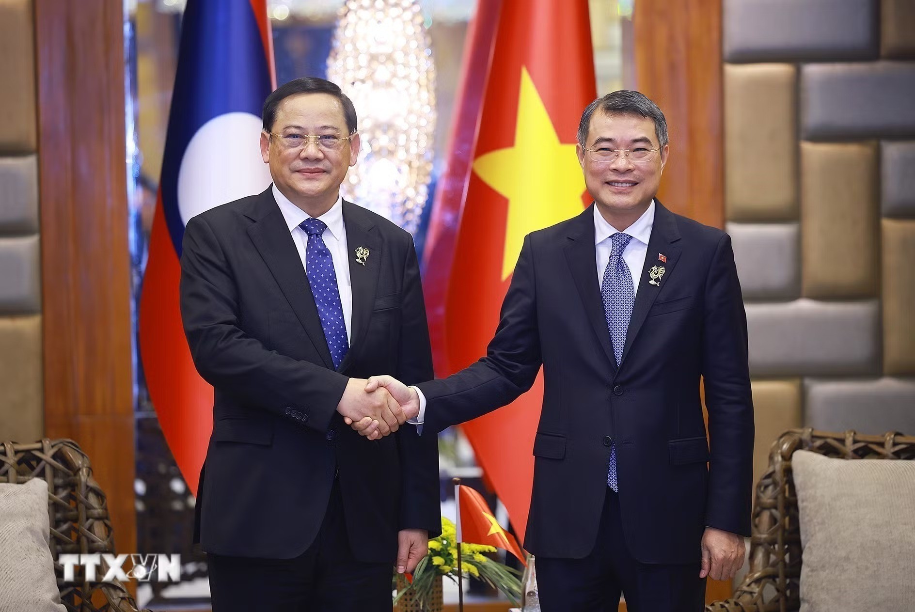 Thủ tướng Lê Minh Hưng gặp Thủ tướng Lào Sonexay Siphandone nhân chuyến tham dự Hội nghị Cấp cao ASEAN lần thứ 48 tại Cebu, Philippines. (Ảnh: Dương Giang/TTXVN)