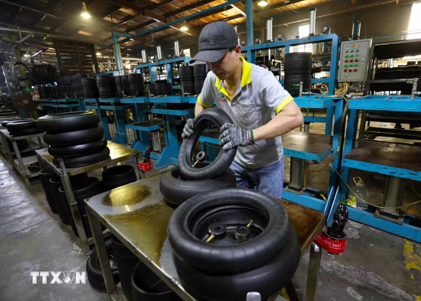 Motorcycle tire production at the factory of CAMEL Vietnam Rubber Co., Ltd., a wholly Thai-owned enterprise located in the Lao Bao International Border Gate Economic Zone, Quang Tri Province. (Photo: VNA)
