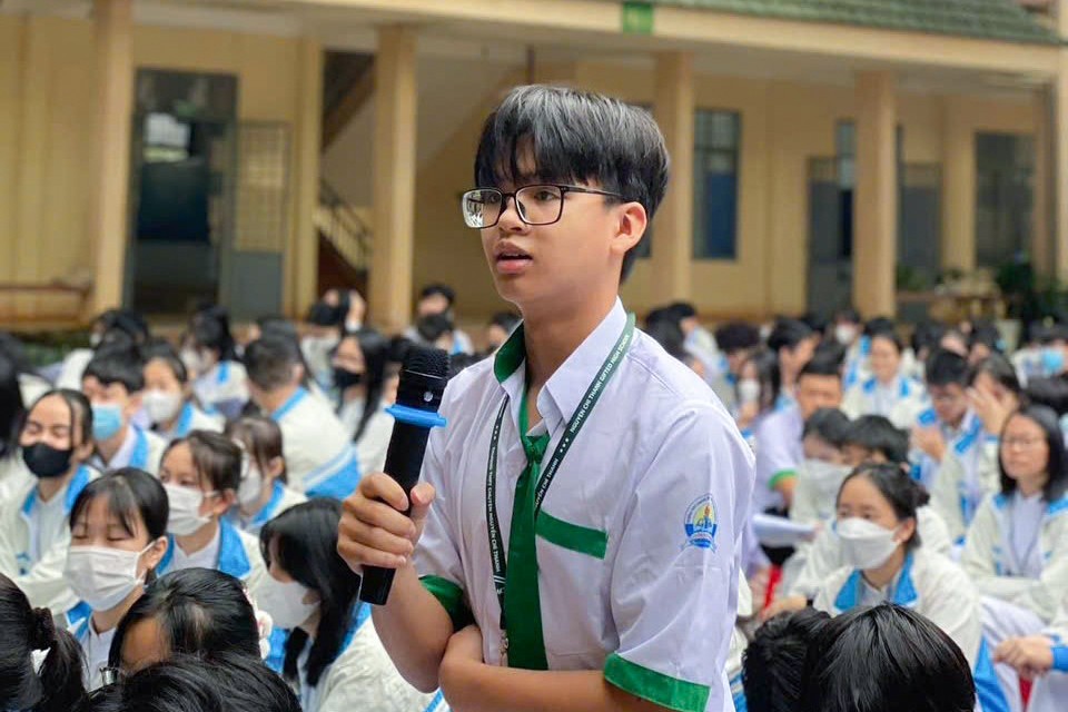 Vietnamese High School Student Wins Scholarship to University of Connecticut Vietnamese High School Student Wins Scholarship to University of Connecticut