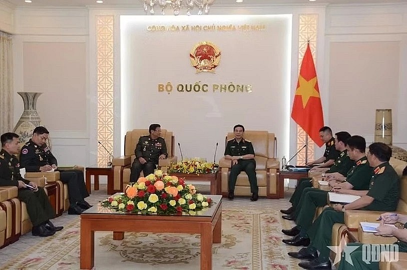 General Phan Van Giang, Politburo member, Deputy Prime Minister and Minister of National Defence, receives his Lao counterpart ( Photo: qdnd.vn)