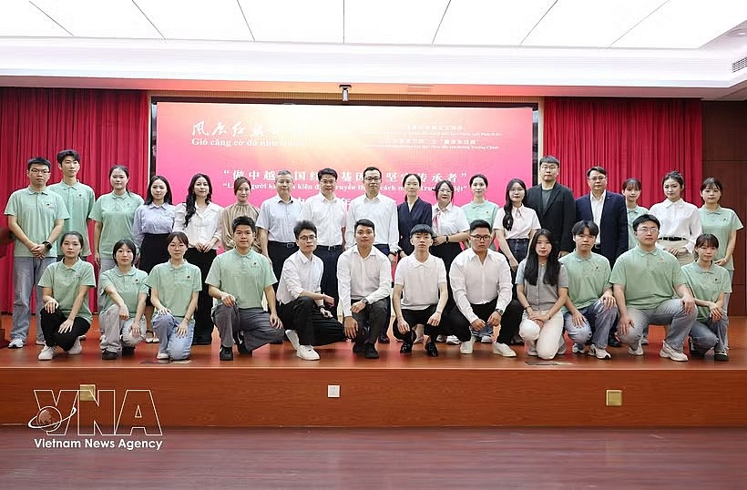 Participants in the Vietnam – China youth dialogue in Sanming city, China's Fujian province, on June 9 (Photo: VNA)