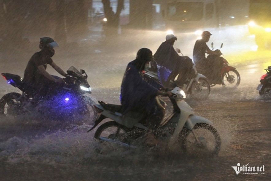 Heavy rain affected northern Vietnam on the evening of June 8 as a rare June cold front moved into the region. Photo: Minh Hoang