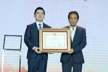 CLB bóng đá Hà Nội vinh dự đón nhận Huân chương Lao động hạng Nhì