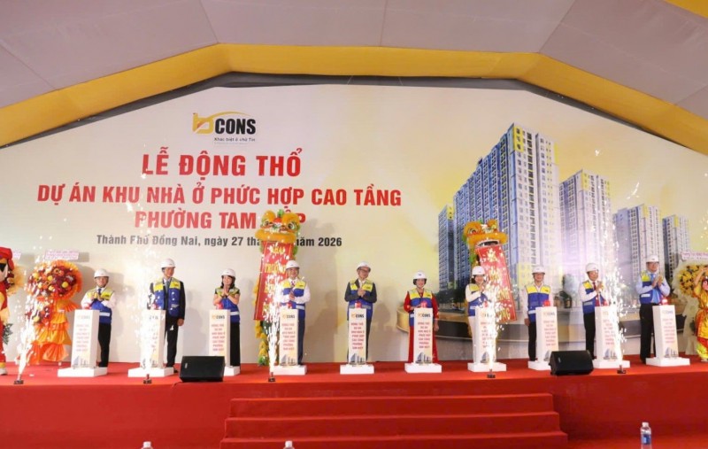 Các đại biểu nhấn nút điện tử động thổ thi công Dự án khu nhà ở phức hợp cao tầng phường Tam Hiệp.