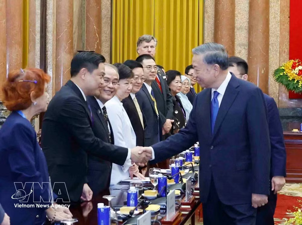 General Secretary of the Communist Party of Vietnam Central Committee and President of Vietnam To Lam shakes hands with heads of delegations, international experts, scholars and representatives of international organisations attending the ASEAN Future Forum 2026 at the meeting in Hanoi on June 9, 2026. (Photo: VNA)