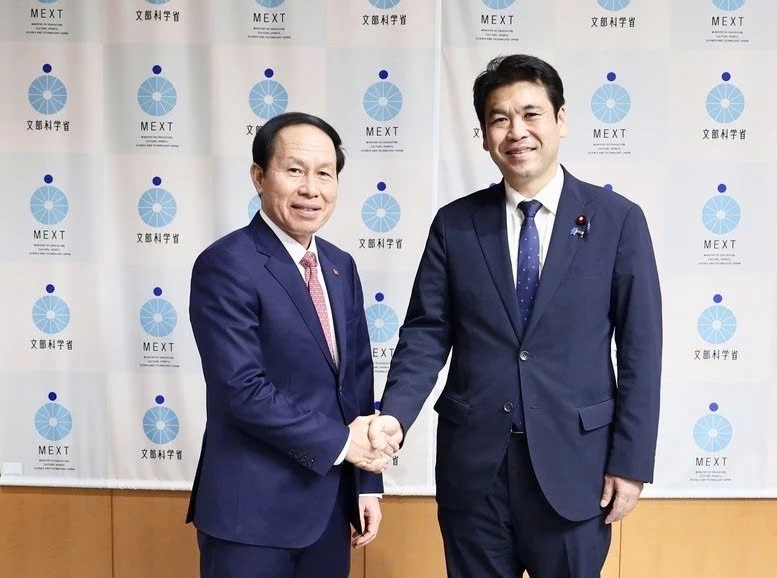 Deputy Prime Minister Le Tien Chau (left) and Japan’s Minister of Education, Culture, Sports, Science and Technology. (Photo: VGP/Thu Sa) Deputy Prime Minister Le Tien Chau (left) and Japan’s Minister of Education, Culture, Sports, Science and Technology. (Photo: VGP/Thu Sa)