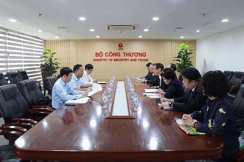 The working session between Deputy Minister of Industry and Trade Nguyen Hoang Long and IKC Representative Director and Executive Vice President Atsuhiko Hirano in Hanoi on June 12 (Photo: Vietnamese Ministry of Industry and Trade)