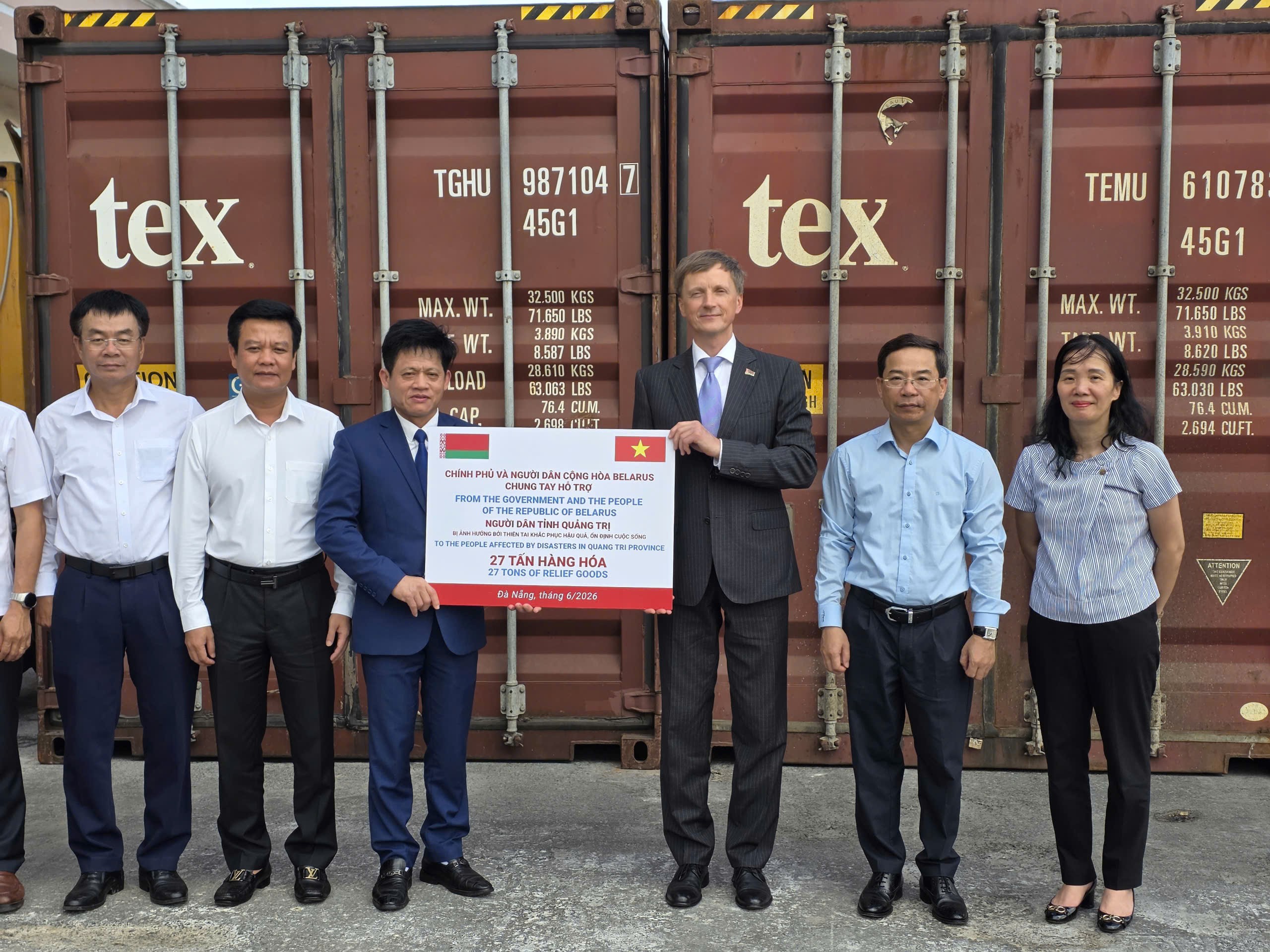 Cục Quản lý đê điều và Phòng, chống thiên tai phối hợp với UBND tỉnh Quảng Trị tiếp nhận lô hàng viện trợ của Chính phủ Cộng hòa Belarus dành cho người dân tỉnh Quảng Trị bị ảnh hưởng bởi thiên tai. (Ảnh: Cục Quản lý đê điều và phòng, chống thiên tai) Cục Quản lý đê điều và Phòng, chống thiên tai phối hợp với UBND tỉnh Quảng Trị tiếp nhận lô hàng viện trợ của Chính phủ Cộng hòa Belarus dành cho người dân tỉnh Quảng Trị bị ảnh hưởng bởi thiên tai. (Ảnh: Cục Quản lý đê điều và phòng, chống thiên tai)