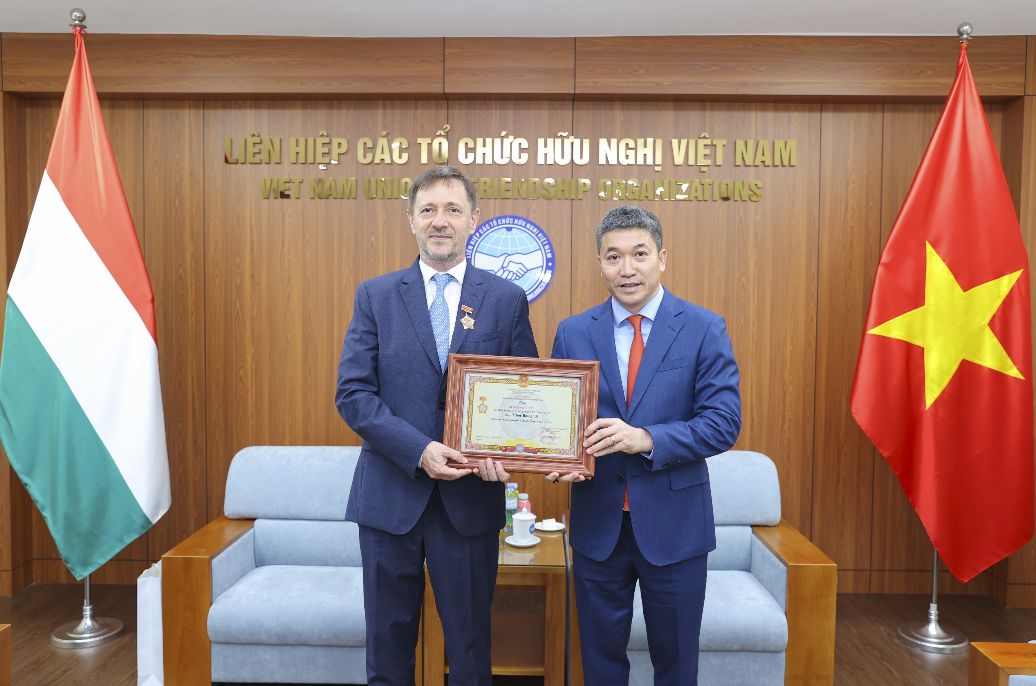 Chủ tịch Liên hiệp các tổ chức hữu nghị Việt Nam Phan Anh Sơn trao Kỷ niệm chương Trao tặng Kỷ niệm chương