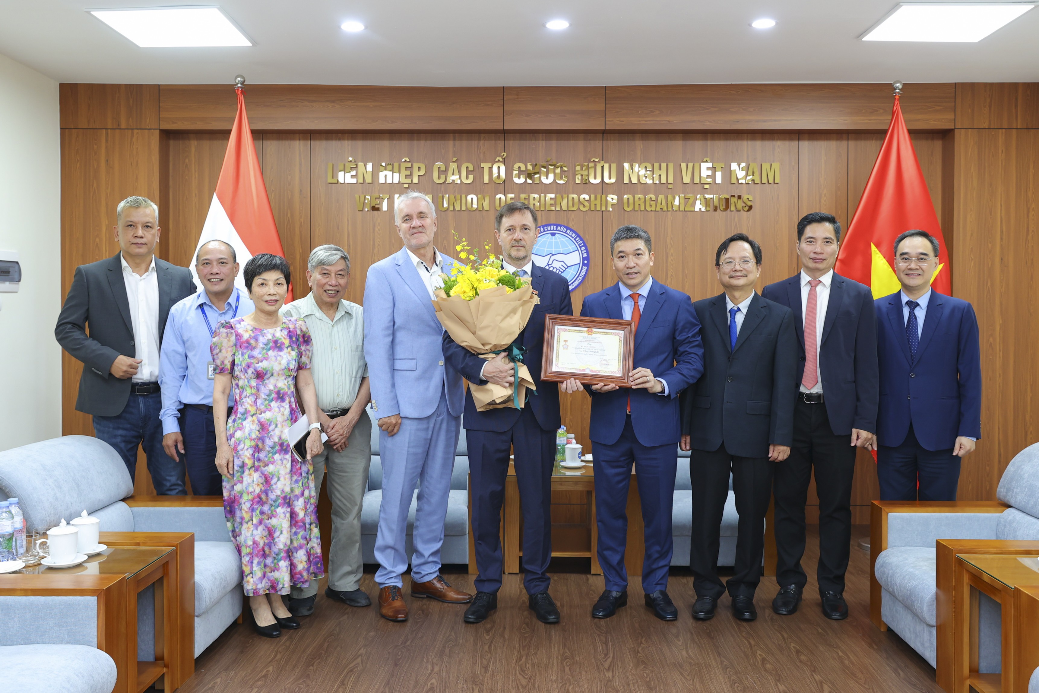 Trao tặng Kỷ niệm chương Trao tặng Kỷ niệm chương