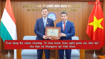 [Video] Trao tặng Kỷ niệm chương "Vì hòa bình, hữu nghị giữa các dân tộc" cho Đại sứ Hungary tại Việt Nam