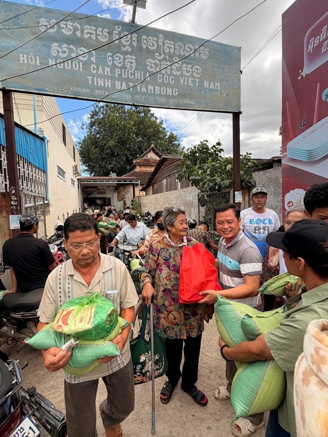 Tặng 500 phần quà cho bà con gốc Việt và người Khmer tỉnh Battambang và Pursat (Campuchia) Tặng 500 phần quà cho bà con gốc Việt và người Khmer tỉnh Battambang và Pursat (Campuchia)