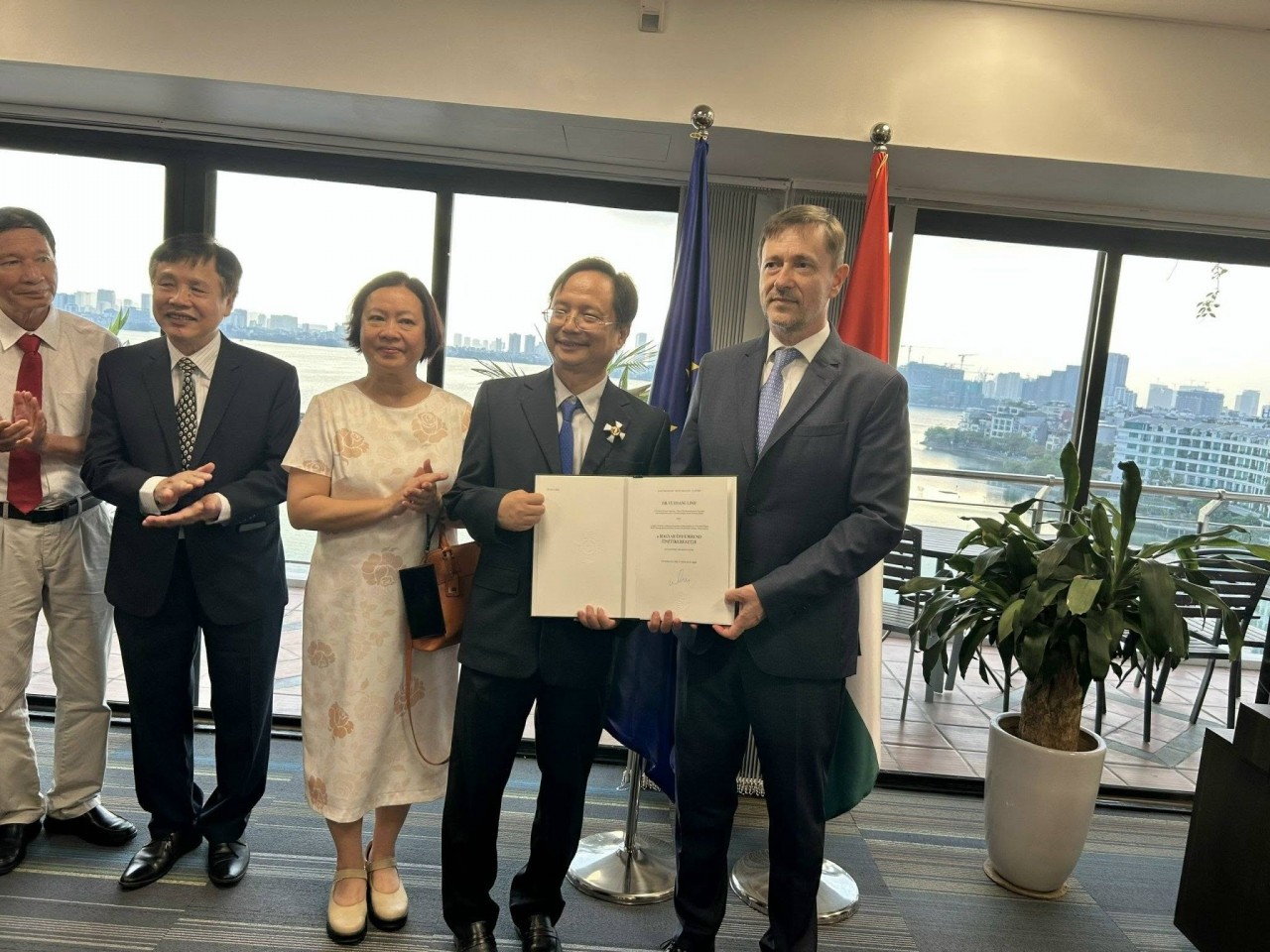 President of Vietnam - Hungary Friendship Association Honored with Hungarian Cross of Merit President of Vietnam - Hungary Friendship Association Honored with Hungarian Cross of Merit