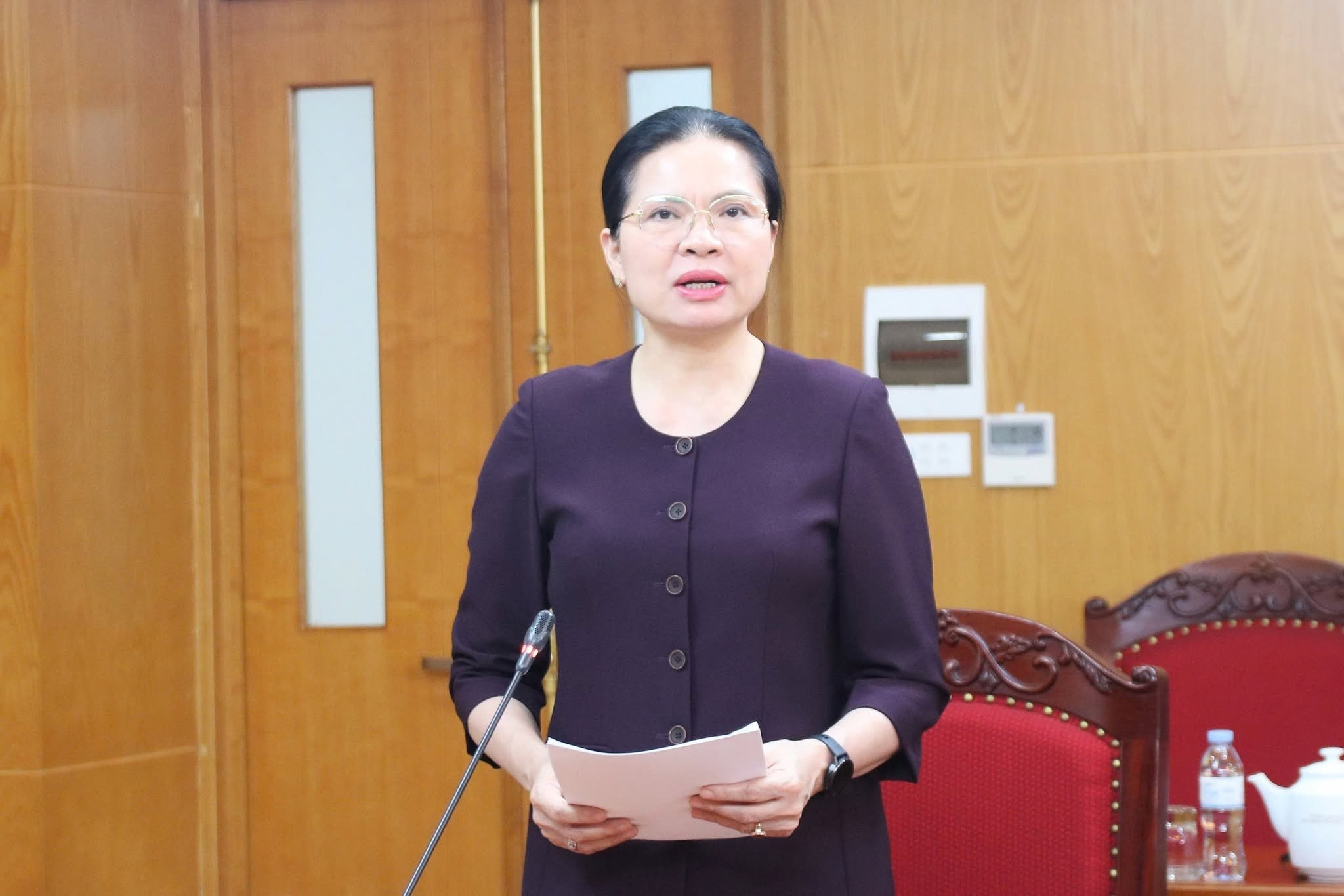 Bà Hà Thị Nga - Ủy viên Trung ương Đảng, Phó Chủ tịch - Tổng Thư ký UBTƯ MTTQ Việt Nam phát biểu tại Hội nghị
