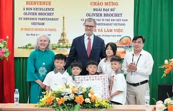 French Ambassador to Vietnam Olivier Brochet and his delegation present gifts to the Bac Ninh General Social Protection Center (Photo: VNA) French Ambassador to Vietnam Olivier Brochet and his delegation present gifts to the Bac Ninh General Social Protection Center (Photo: VNA)