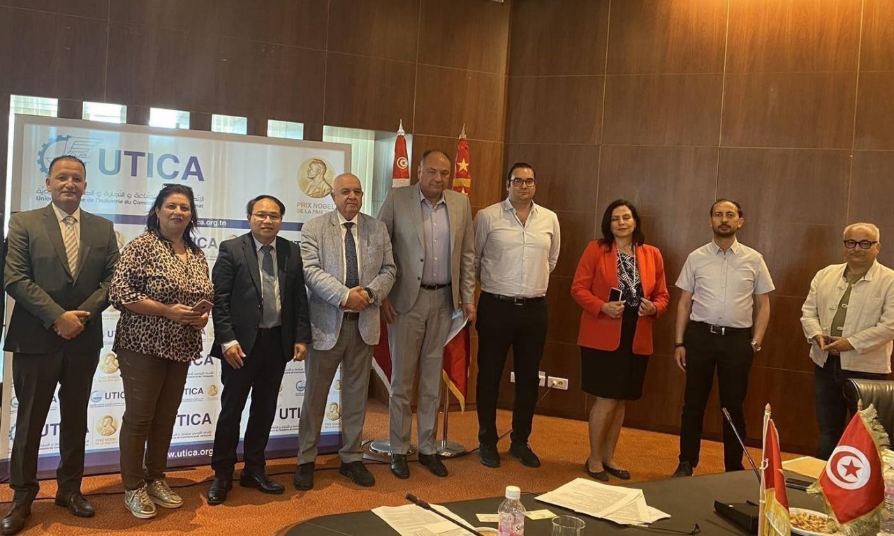 Delegates pose for a commemorative photo at the conference. Photo: VNA