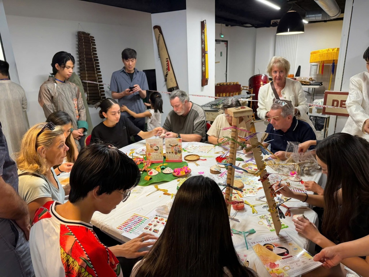 Overseas Vietnamese Youth Promote Vietnamese Culture in Paris Through the “Bonjour Vietnam” Festival