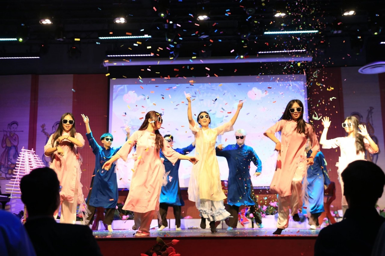 Overseas Vietnamese Youth Promote Vietnamese Culture in Paris Through the “Bonjour Vietnam” Festival