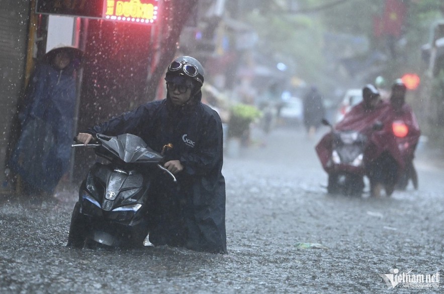 Northern Vietnam is experiencing a new round of heavy rainfall, with authorities warning of possible flooding in low-lying areas. Photo: Thach Thao. Northern Vietnam is experiencing a new round of heavy rainfall, with authorities warning of possible flooding in low-lying areas. Photo: Thach Thao.