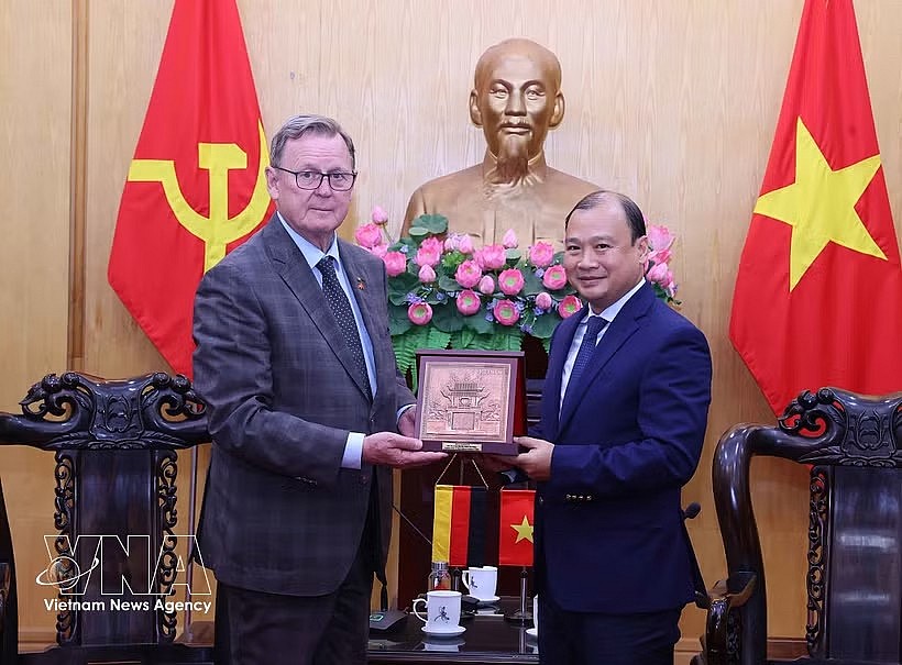 Standing Vice President of the Ho Chi Minh National Academy of Politics Le Hai Binh presents a gift to Bodo Ramelow, Vice President of the German Bundestag. (Photo: VNA) Standing Vice President of the Ho Chi Minh National Academy of Politics Le Hai Binh presents a gift to Bodo Ramelow, Vice President of the German Bundestag. (Photo: VNA)