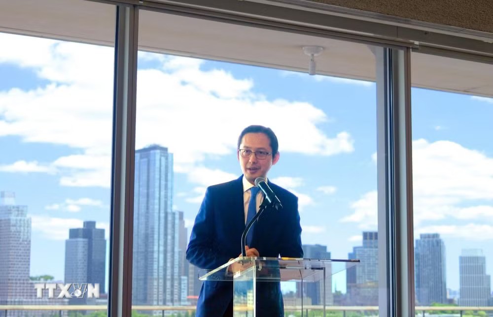 Ambassador Do Hung Viet delivers remarks. (Photo: Thanh Tuan/VNA)
