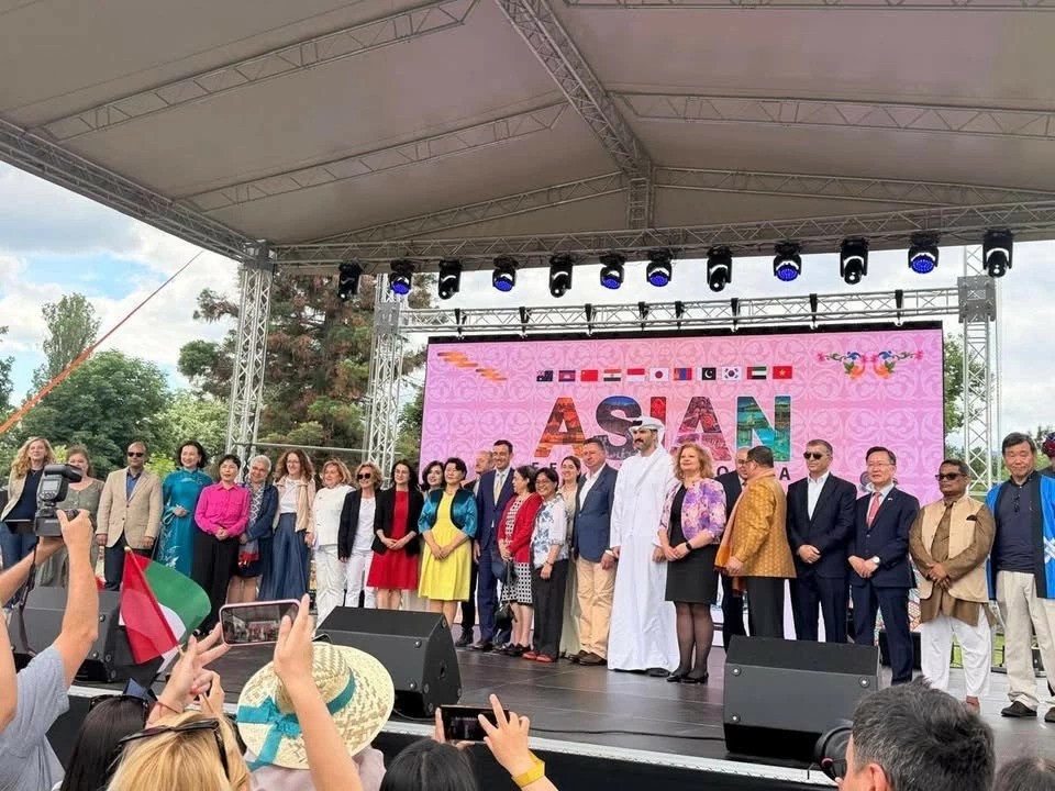 Vietnamese Ambassador to Bulgaria Nguyen Thi Minh Nguyet (fourth from left) and local officials at the event. (Photo: VNA) Vietnamese Ambassador to Bulgaria Nguyen Thi Minh Nguyet (fourth from left) and local officials at the event. (Photo: VNA)