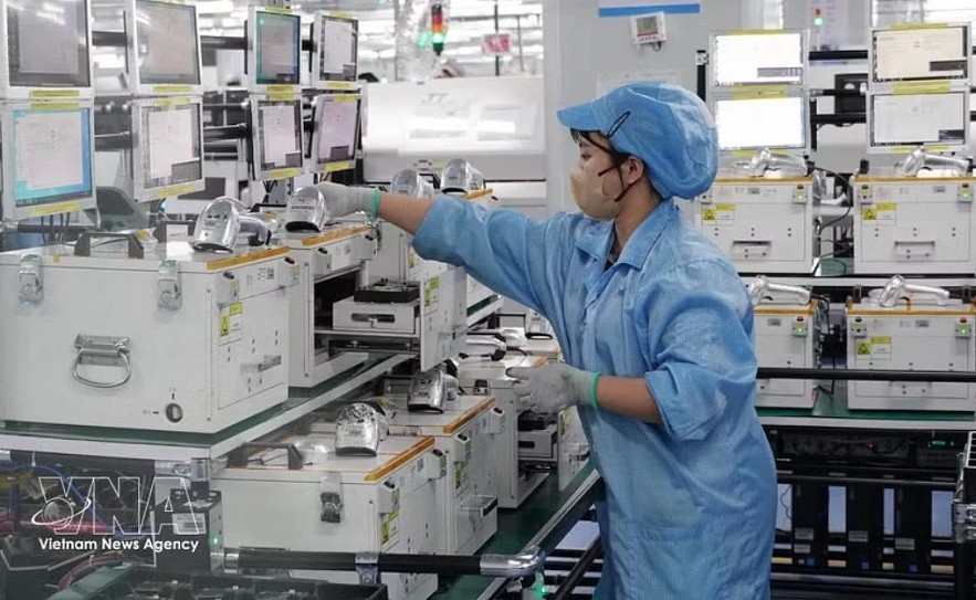 Production of electronic components at DBG Technology Vietnam Co., Ltd. in Yen Binh Industrial Park, Thai Nguyen province. (Photo: VNA)