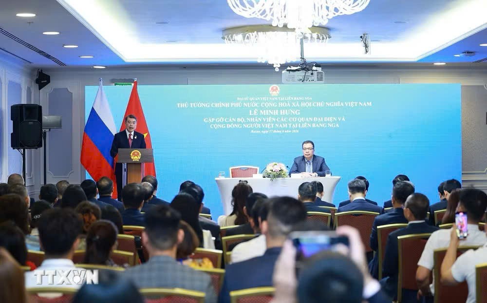 Thủ tướng Lê Minh Hưng gặp cộng đồng người Việt Nam tại Nga Thủ tướng Lê Minh Hưng gặp cộng đồng người Việt Nam tại Nga
