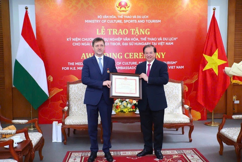 Trao Kỷ niệm chương “Vì sự nghiệp Văn hóa, Thể thao và Du lịch” cho Đại sứ Hungary tại Việt Nam Trao Kỷ niệm chương “Vì sự nghiệp Văn hóa, Thể thao và Du lịch” cho Đại sứ Hungary tại Việt Nam