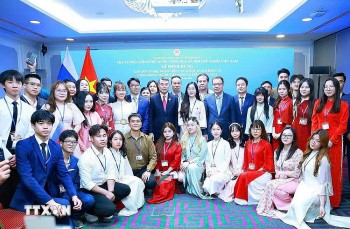 Thủ tướng Lê Minh Hưng gặp cộng đồng người Việt Nam tại Nga