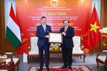 Trao Kỷ niệm chương “Vì sự nghiệp Văn hóa, Thể thao và Du lịch” cho Đại sứ Hungary tại Việt Nam