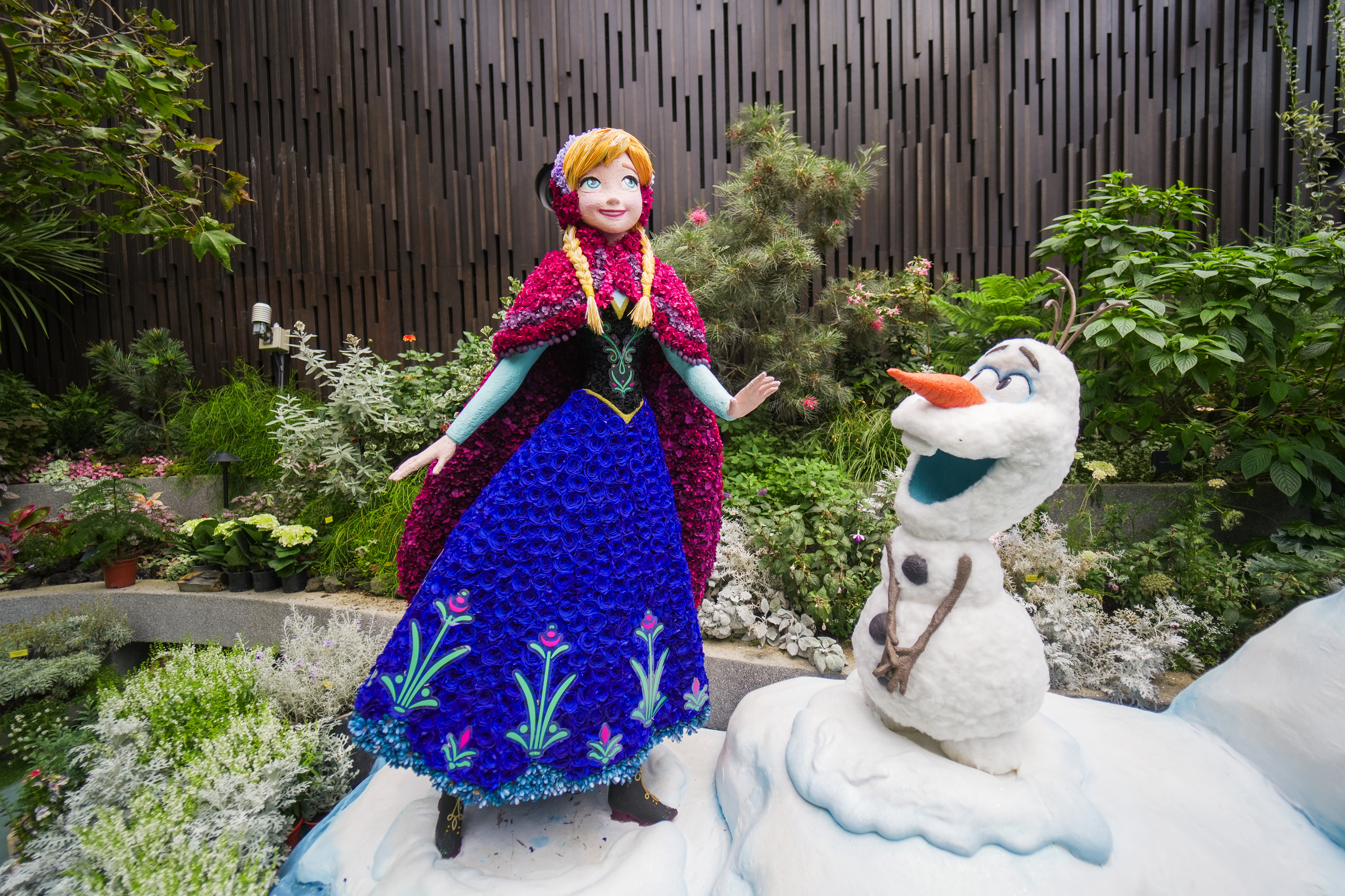 Anna và Olaf trong Frozen (Nữ hoàng Băng giá)