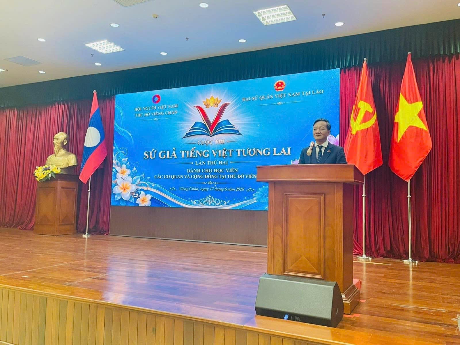 Đại sứ Việt Nam tại Lào Nguyễn Minh Tâm phát biểu khai mạc Cuộc thi “Sứ giả tiếng Việt tương lai” lần 2. (Ảnh: Đại sứ quán Việt Nam tại Lào)
