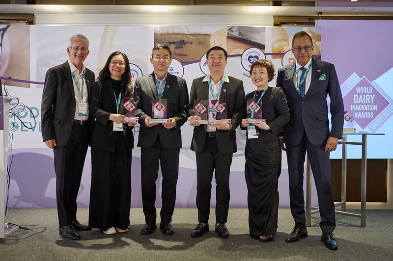 Tại World Dairy Innovation Awards 2026 (Giải thưởng Đổi mới sáng tạo ngành Sữa toàn cầu 2026) diễn ra trong khuôn khổ Hội nghị Sữa toàn cầu tại Barcelona (Tây Ban Nha), vượt qua nhiều tên tuổi lớn của ngành sữa thế giới, Vinamilk đã giành 5 giải thưởng từ 17 đề cử lọt vào vòng chung kết. Theo ông Richard Hall, Chủ tịch Global Dairy Congress và World Dairy Innovation Awards, đây là một kỳ tích chưa có tiền lệ trong suốt 20 năm tổ chức trao giải. Tại World Dairy Innovation Awards 2026 (Giải thưởng Đổi mới sáng tạo ngành Sữa toàn cầu 2026) diễn ra trong khuôn khổ Hội nghị Sữa toàn cầu tại Barcelona (Tây Ban Nha), vượt qua nhiều tên tuổi lớn của ngành sữa thế giới, Vinamilk đã giành 5 giải thưởng từ 17 đề cử lọt vào vòng chung kết. Theo ông Richard Hall, Chủ tịch Global Dairy Congress và World Dairy Innovation Awards, đây là một kỳ tích chưa có tiền lệ trong suốt 20 năm tổ chức trao giải.